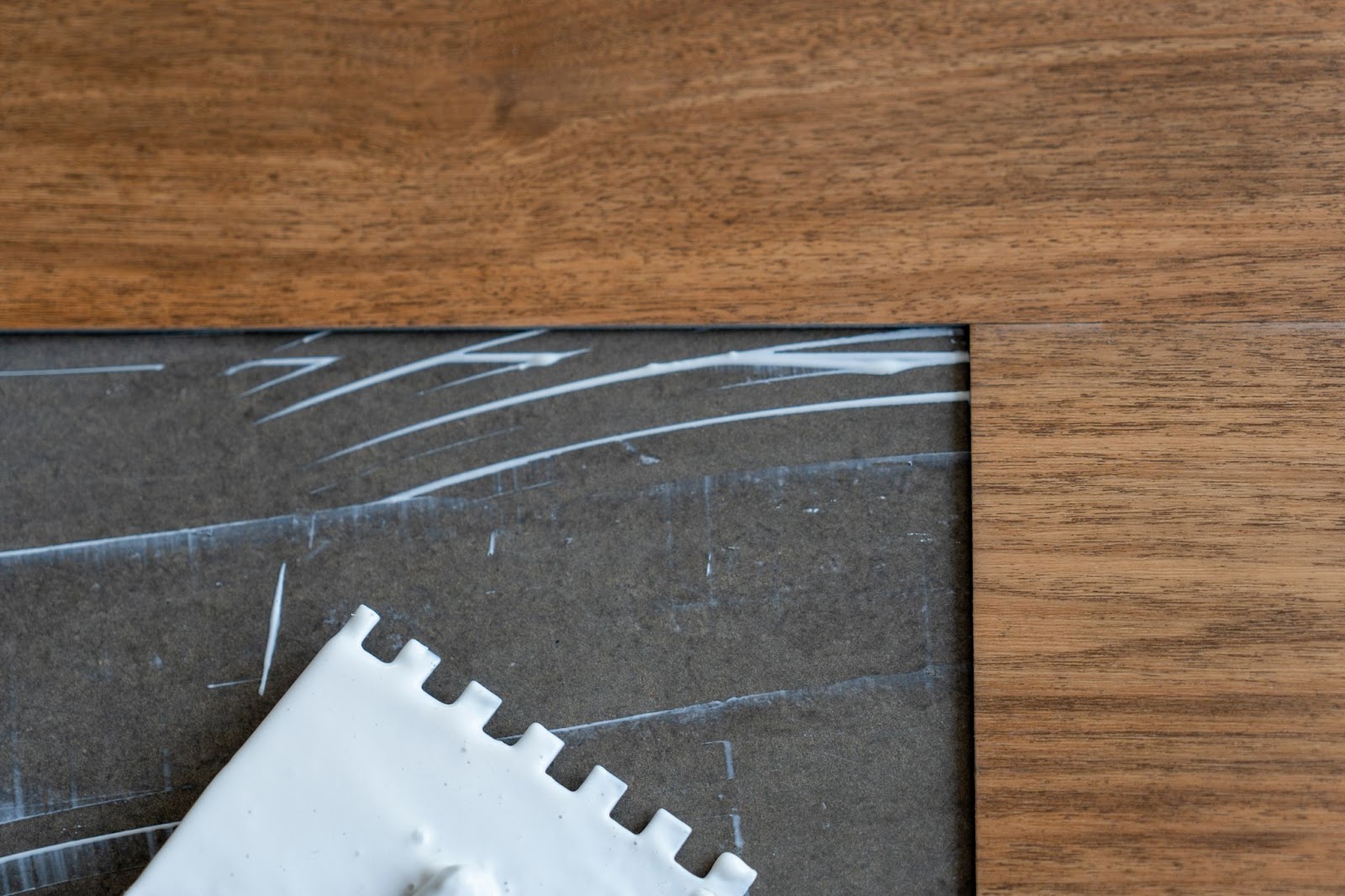The Pros & Cons of Laying Vinyl Over Tile Spoak